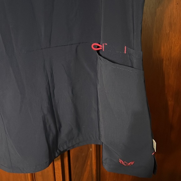 Smitten scrub top XL - Picture 3 of 6